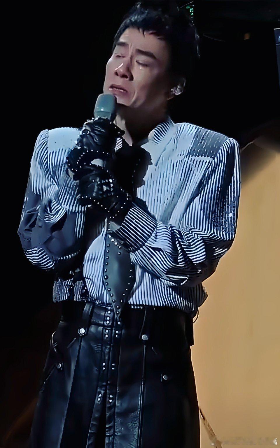 陈小春边哭边改陈小春北京首场演唱会舞台遮挡视线引发观众喊退票，他连夜调整舞台，第