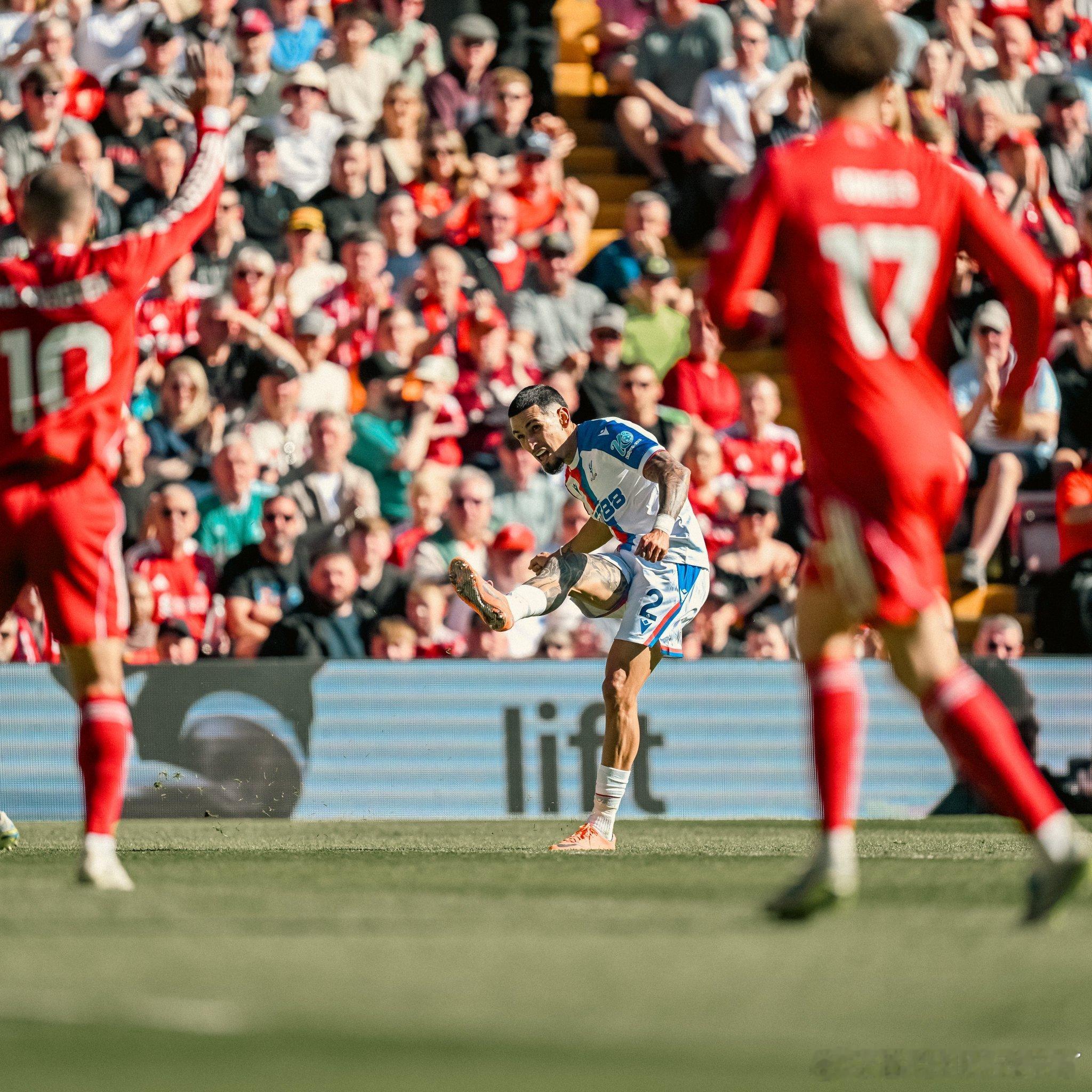 罗伯逊谈到穆尼奥斯的进球时表示：“我当时离他最近，我不认为他在触球前抬过头。在这