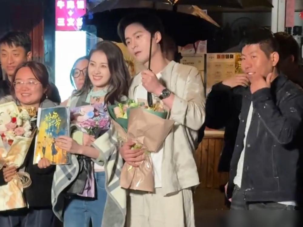 导演喊咔了，王皓祯还死死牵着郭宇欣的手，根本没松开。
你以为杀青就是大家鼓鼓掌