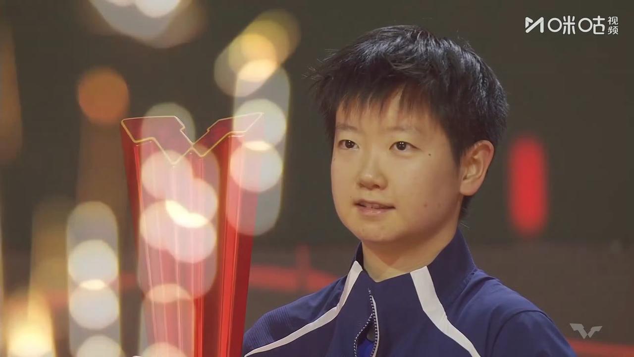 孙颖莎高举奖杯！新加坡大满贯圆满登顶，30次交手再写传奇
 
新加坡大满贯收官夜