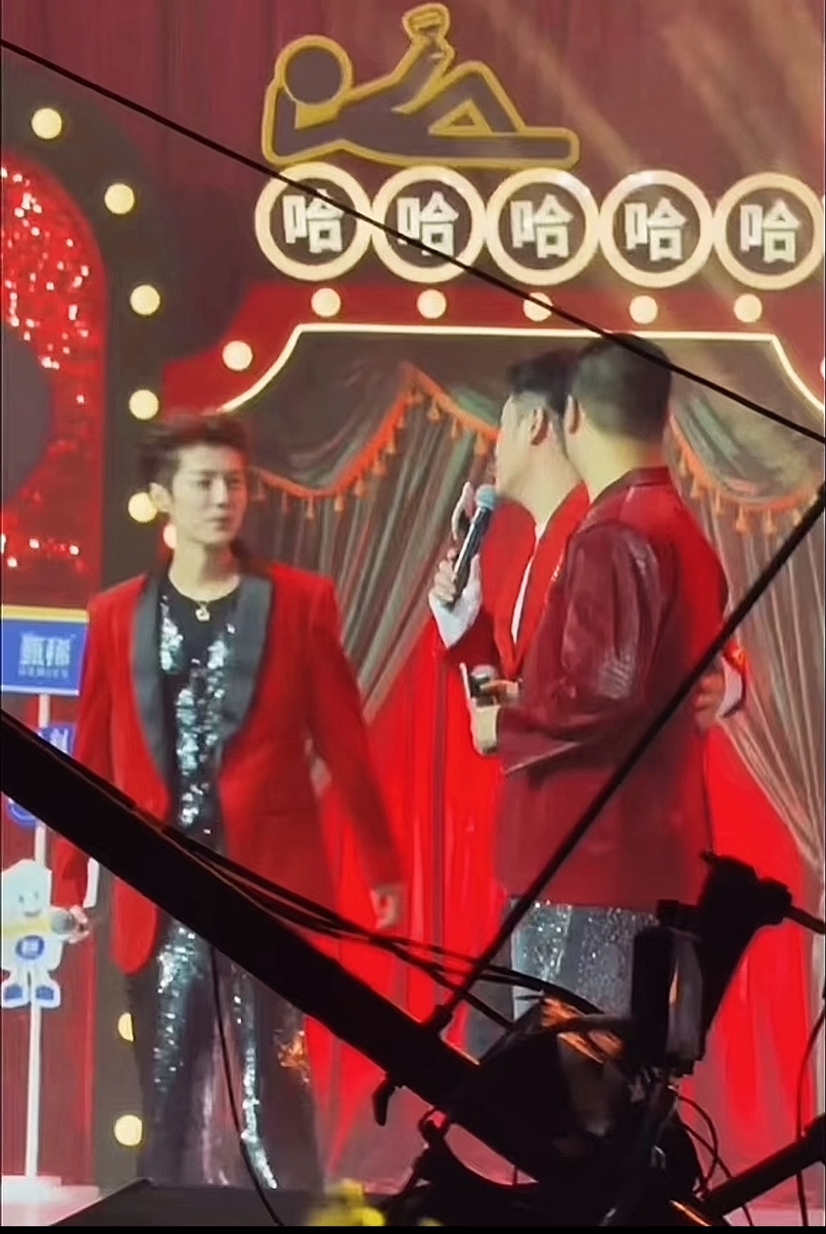 五哈节目组可以把年会放出来嘛别逼我求你哈