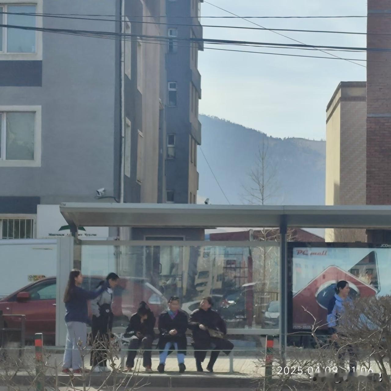 昨天下午四点过关上火车，九点半才出发，路上经常停。迷迷糊糊的随着嘎登嘎登的声音，