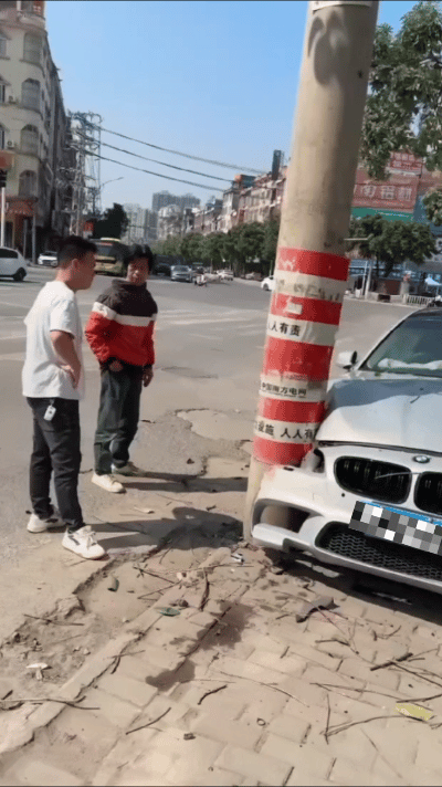 这个事故让人捉摸不透！车子停得十分端正，左右距离一样。然而，连最值钱的两个大灯都