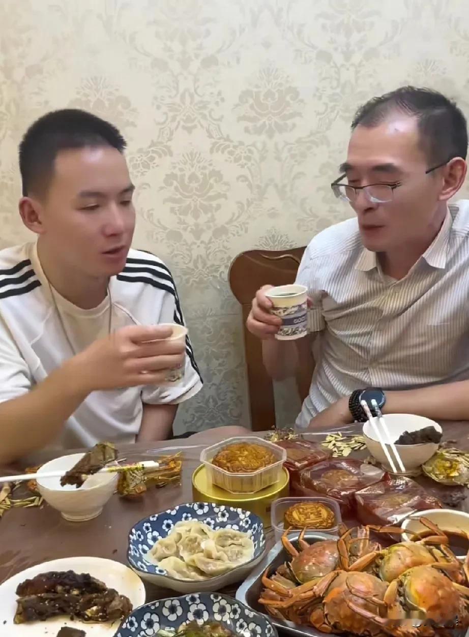 谢浩男，太逗了！
这个中秋陪爸爸一起吃个饭，老爸说谢谢这个中秋你陪我度过，谢浩男