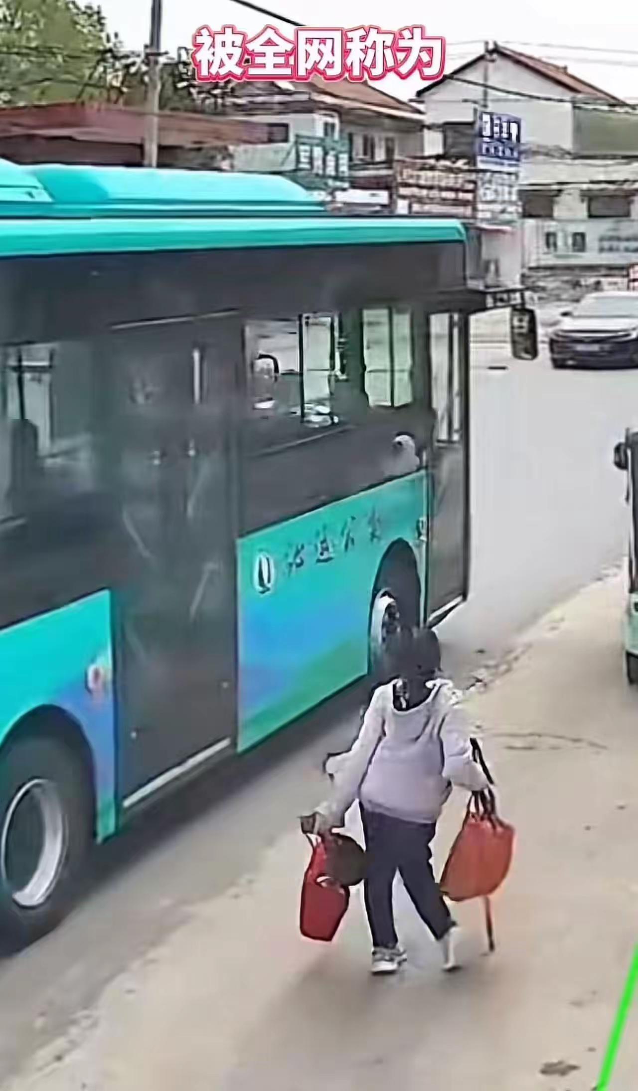 公交车那一“退”，退出了整个社会的良心刻度

河南街头，一位腿脚不便的女子拄着拐