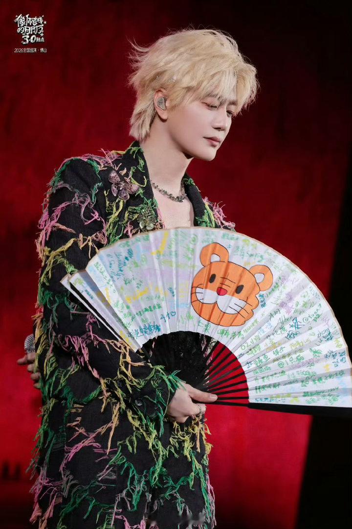 陆虎谢谢佛山 两场演唱会，两场满座。他在台上说“没想到40岁了还有这么多人陪我疯