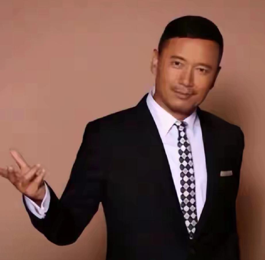 67岁苗侨伟携32岁儿子海口打球，父子身材健硕，腼腆星二代太圈粉
 
    近