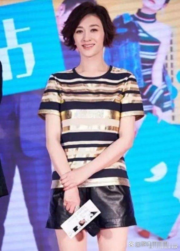 李小冉换了微卷短发简直了，老了不止20岁！ ​​​