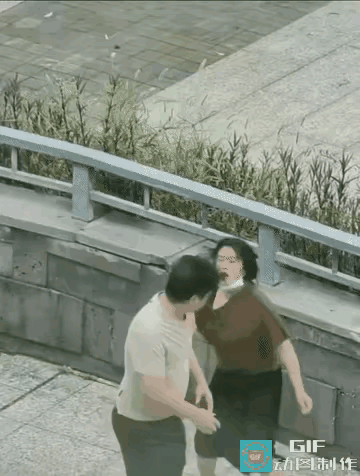 看不下去了，实在看不下去了，必须奉劝一句，无论发生什么事情都不是动手打人的理由，