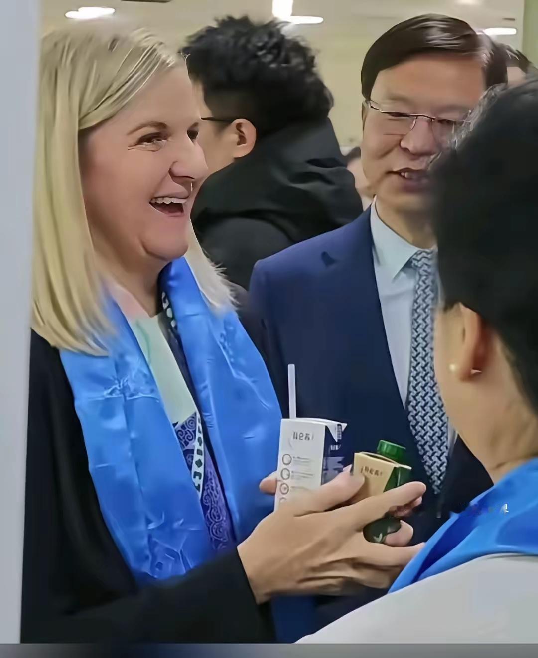 国际奥委会主席考文垂突袭“中国乳都”呼和浩特，目标直指蒙牛总部！刚落地就解锁草原