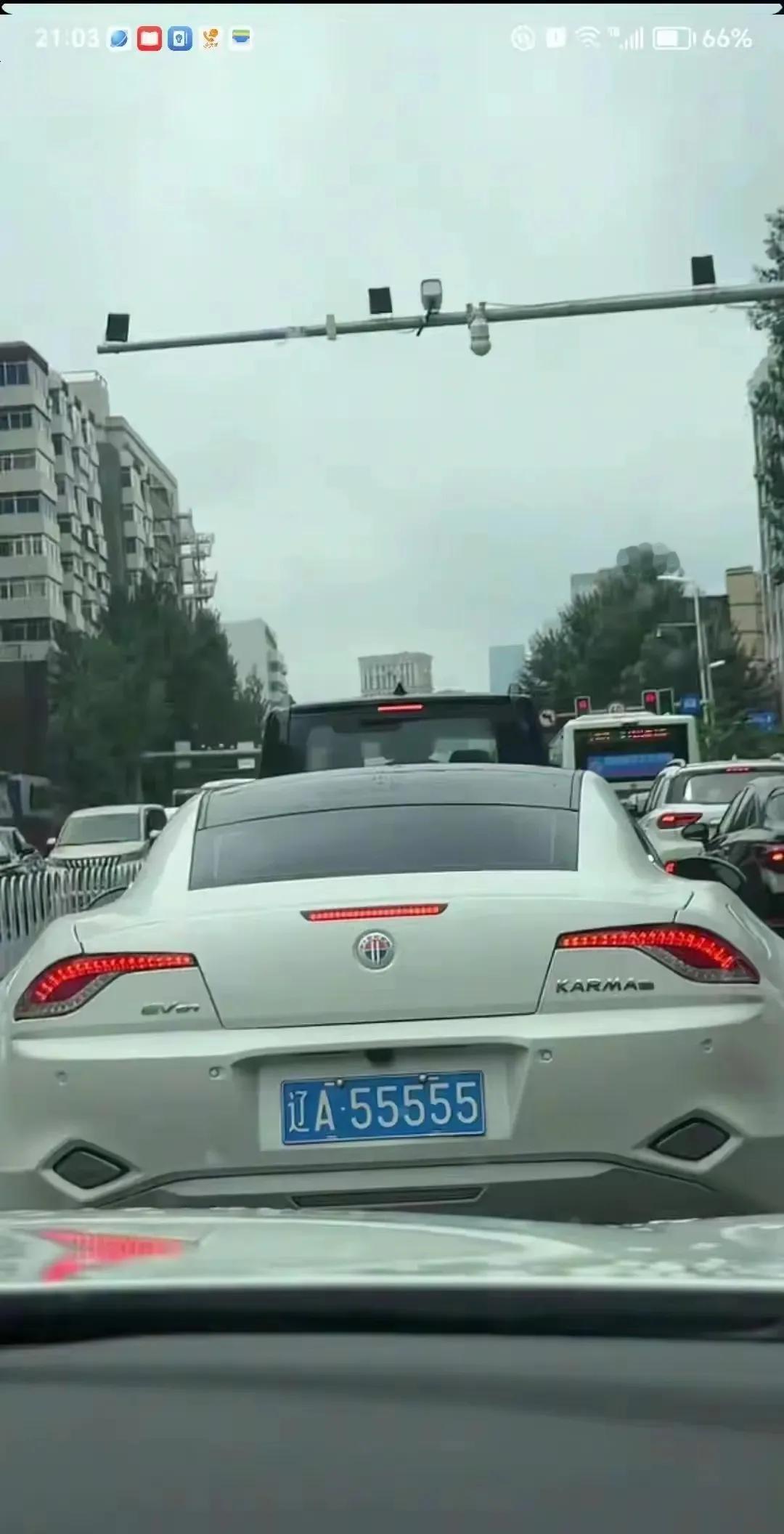 吓死我了，差点没刹住车撞上，虽然不认识这个什么车 但是光这个车牌都赔不起吧