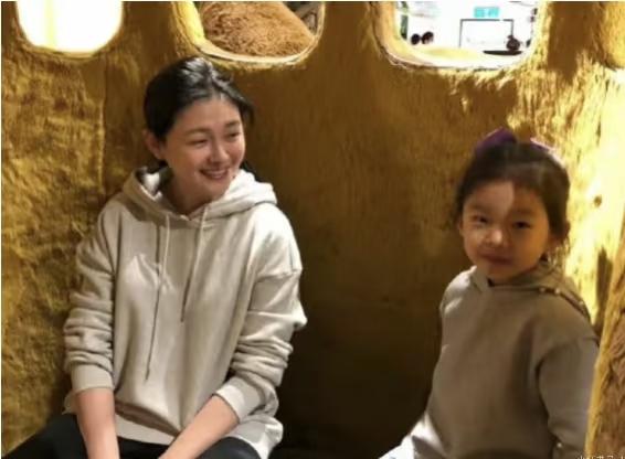 看着她和孩子的照片，我好像可以听到她跟孩子说话的声音，无论在说什么，一定都是又温