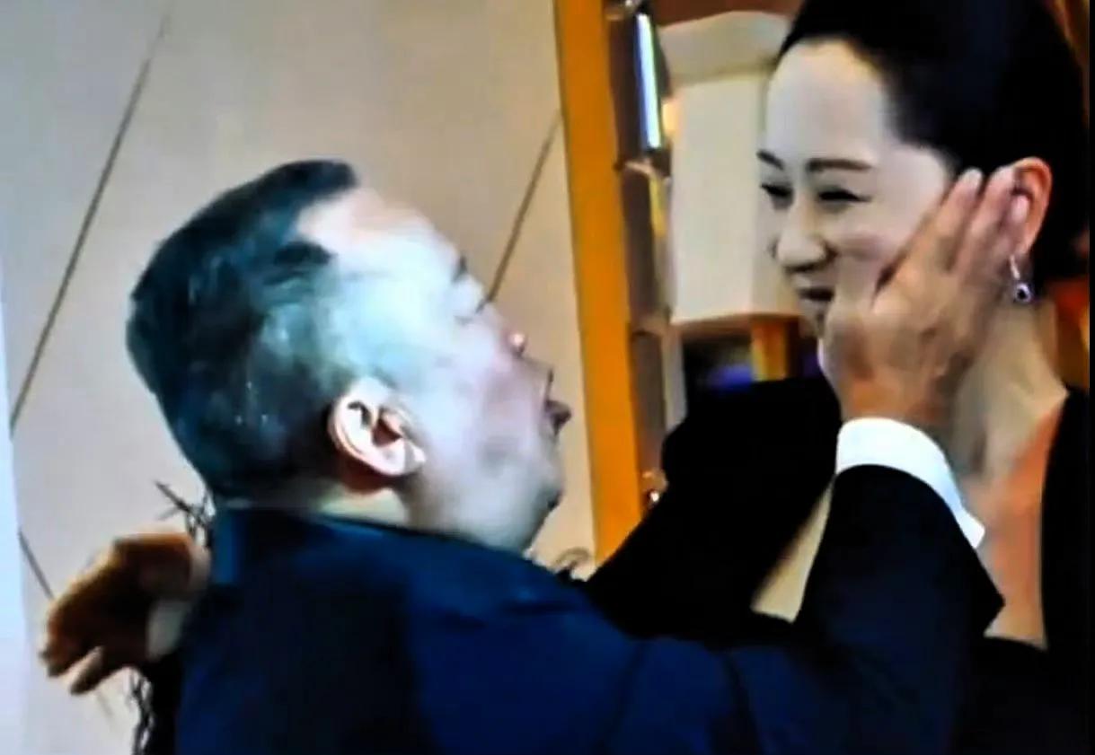 一觉醒来，“曾志伟摸海清脸”上了热搜，其实大家都误会曾志伟了！

人家海清一手拿