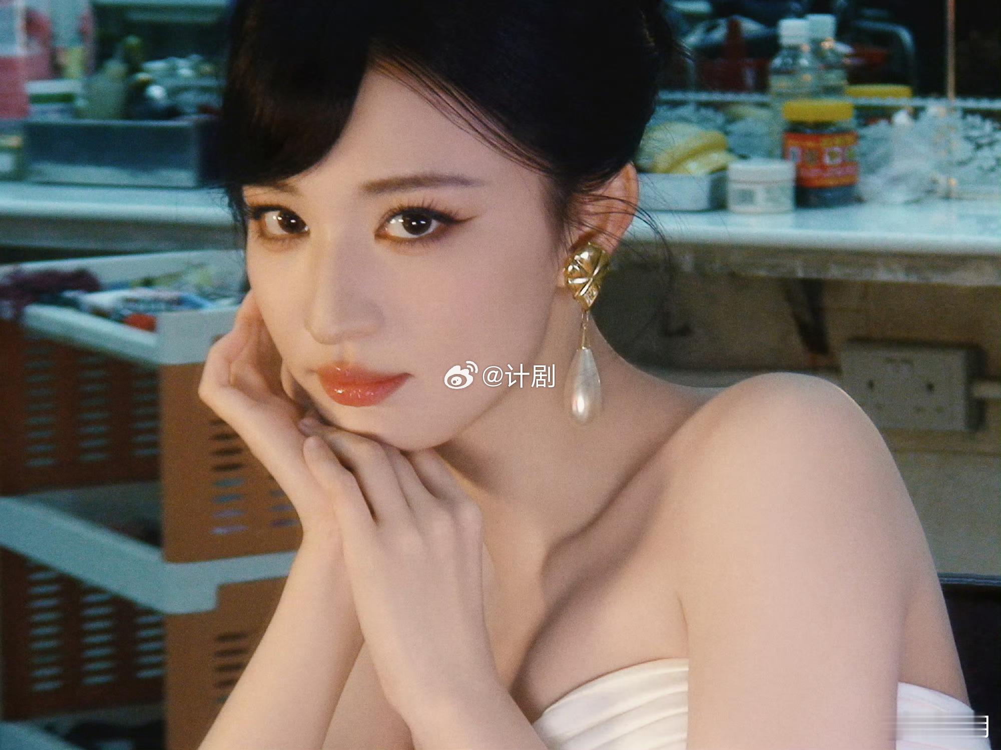 王楚然 乱花渐欲迷我眼 满屏的花朵衬托着她的柔美气质，光影交错间，她的笑容温柔又