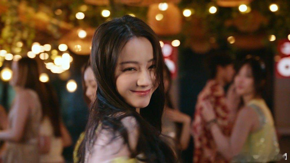 迪丽热巴反差感新短片中电梯里黑色长裙的她，优雅如公主；泳池边亮片裙的她，阳光似邻