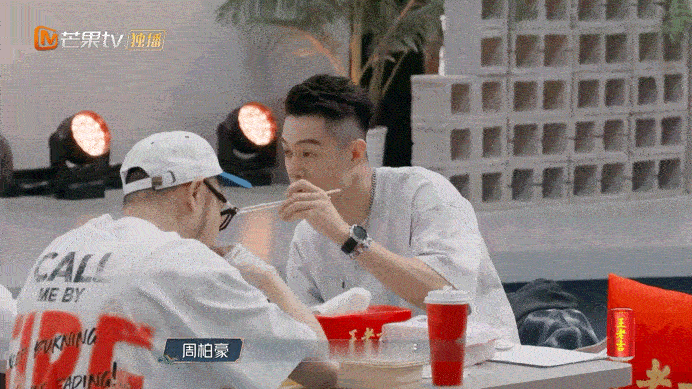 周柏豪比左航爸爸小三岁陈小春和TOP年纪能当爷爷，周柏豪快能当爸。左航提爸爸比周