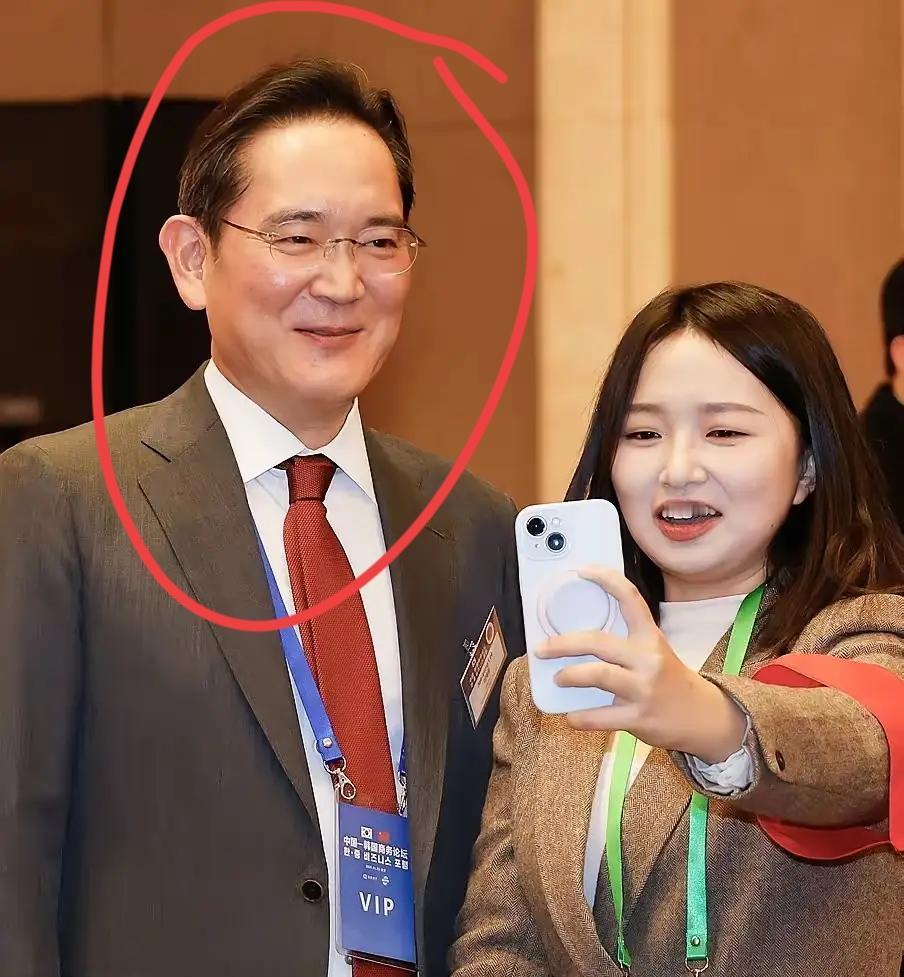 太子爷这笑容，也忒“憨厚”了吧！
李在镕，三星太子爷，完美诠释了内敛和羞涩，与工