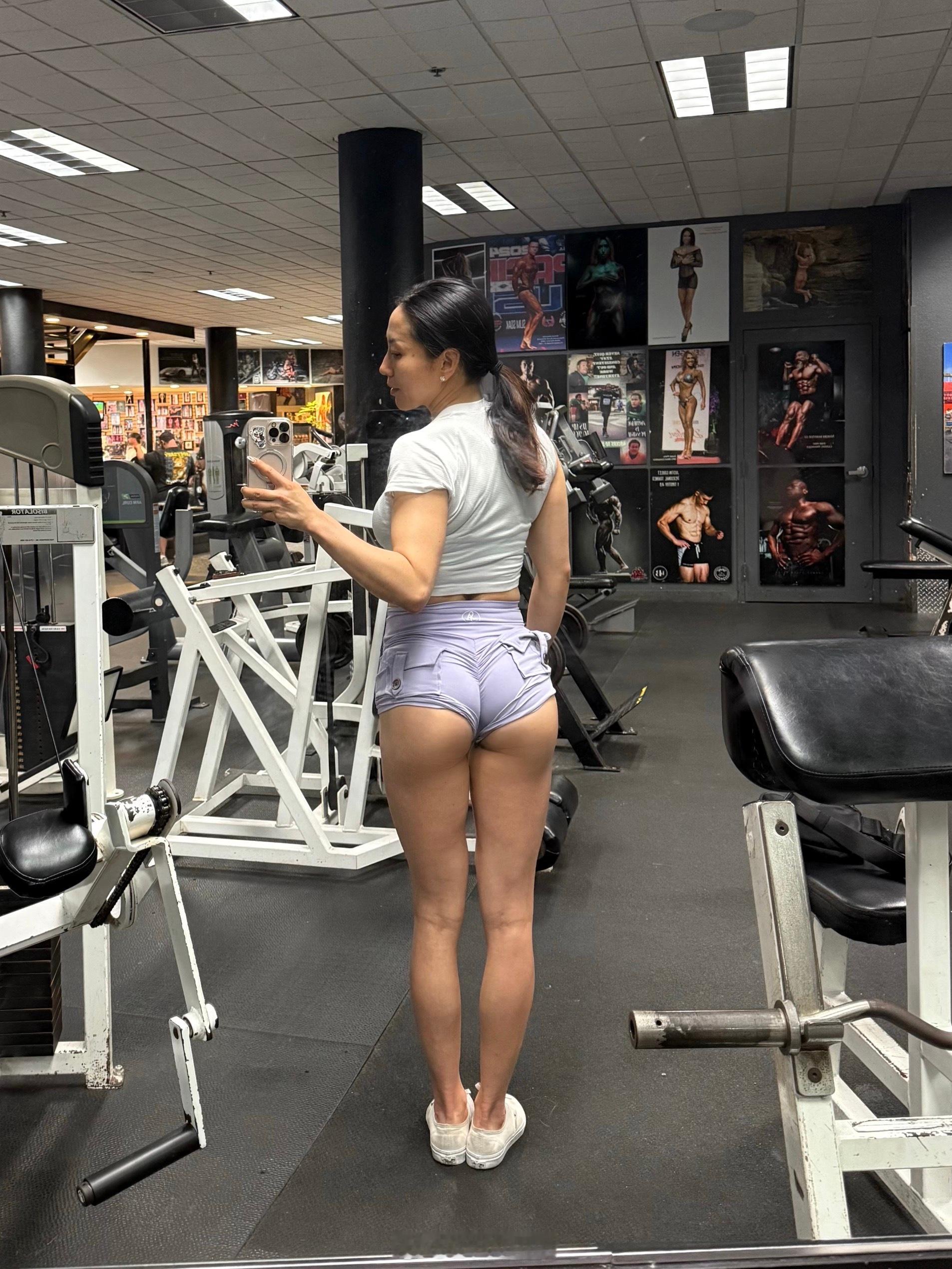 肌肉常态🆚肌肉发力。肌肉不发力，看着就是Q弹紧致饱满；肌肉发力了，看着就很大，