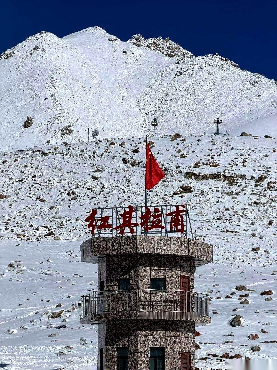 有人自驾上千公里赶到红其拉甫游客中心，车头刚对准直行通道就被直接拦下。
那条路是