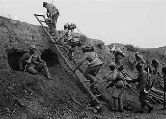 解放战争时，95团战士劝降敌人，没想到敌副大队长却从堡垒中悄悄探出头来要开枪，副