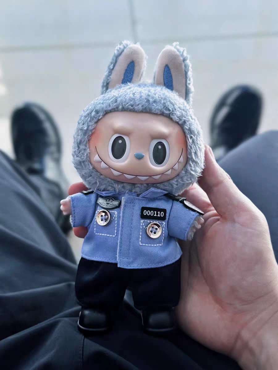 噼里啪啦买了几套娃衣，嘿嘿！赛车服已到，但是忘记买鞋子，鞋子还在路上，等装扮好了