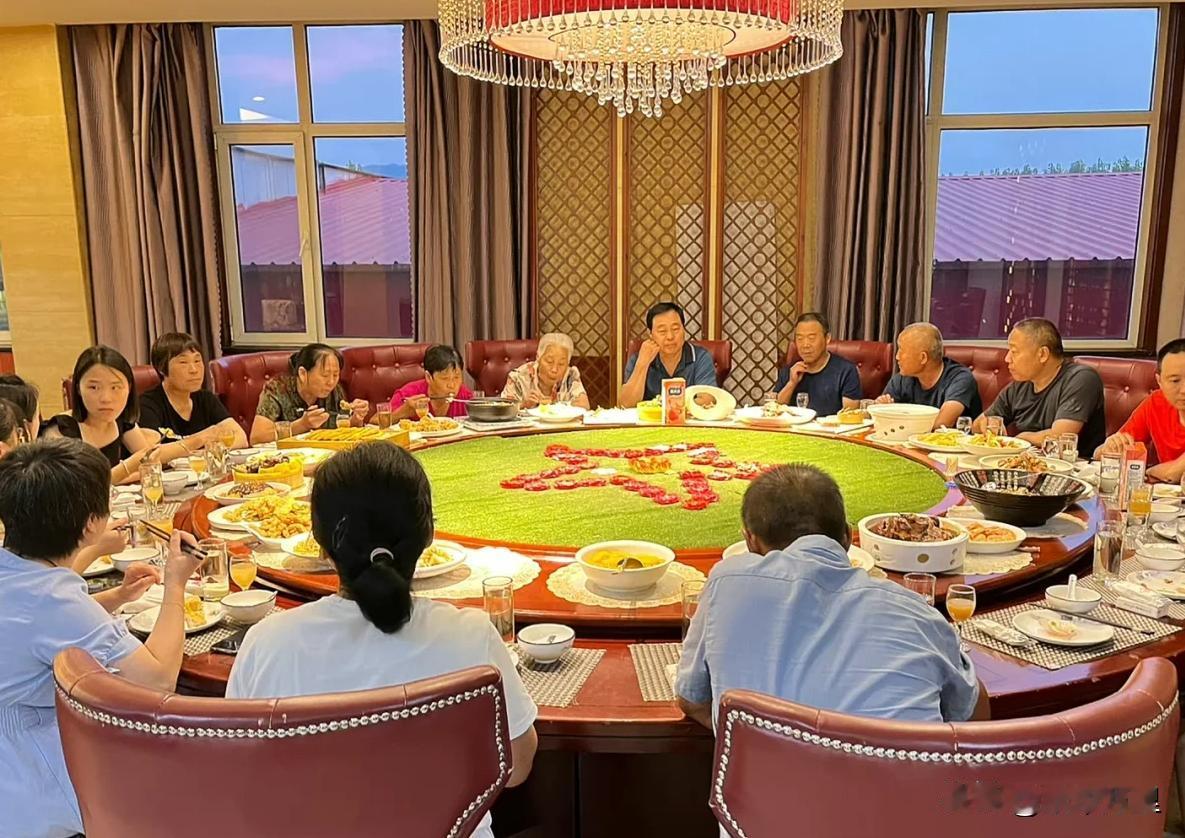 泪目！四舅在美国定居20年，昨天突然回国，爷爷花6000在郑州定18道菜，2瓶茅