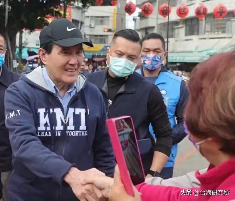 马英九再度现身！

昨天去了台湾政治大学
据说还高唱歌曲
前几天他去了淡水老街喝