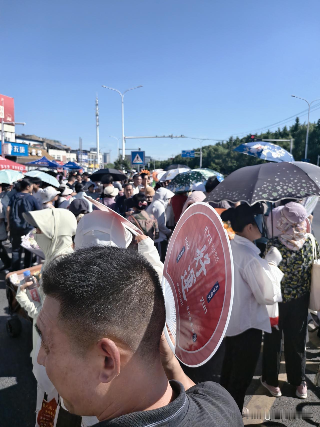 “同学，700分和700万，你选择哪一个？”这个问题是高考最后一天的下午襄阳五中