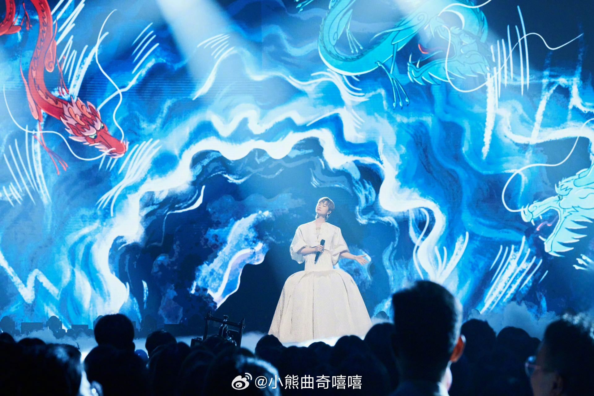 李宇春站在莲花里唱rap李宇春这版哪吒有点拽莲花舞台氛围感拉满！李宇春唱《哪吒》