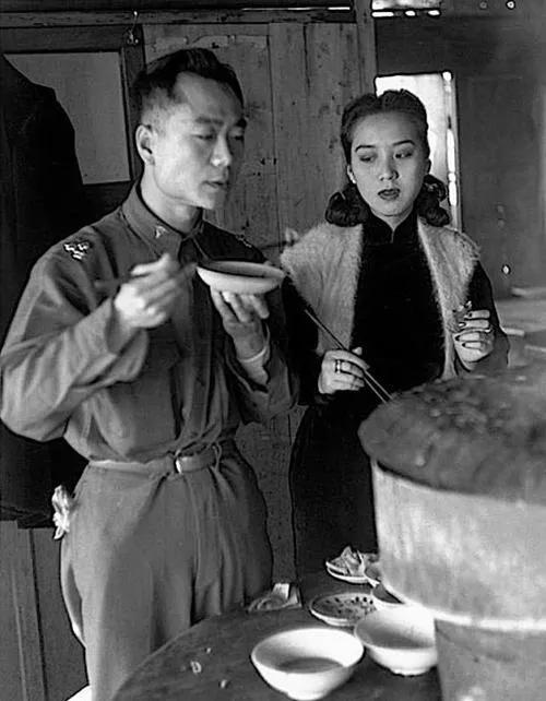 1949年的北平解放相前夕，一个年轻的军官正在和他美艳靓丽的妻子一起吃饭。
当时