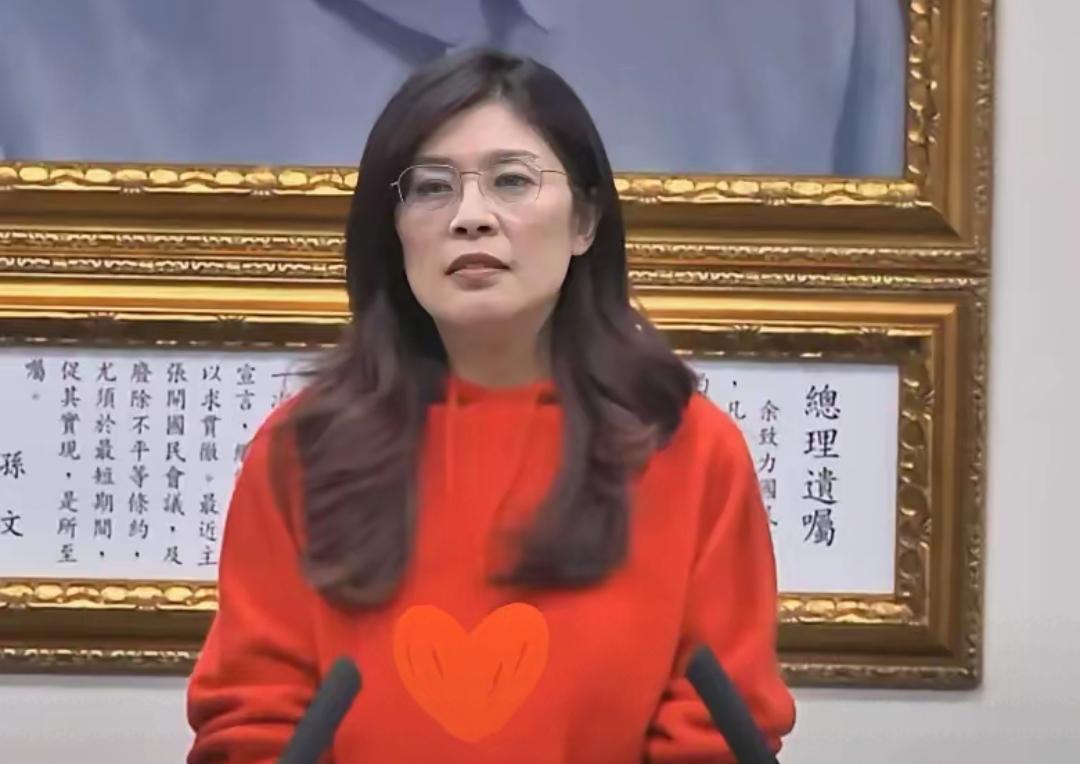 郑丽文突然宣布元旦要去参加升旗典礼，这招真是让人眼前一亮。

过去十年，国民党多