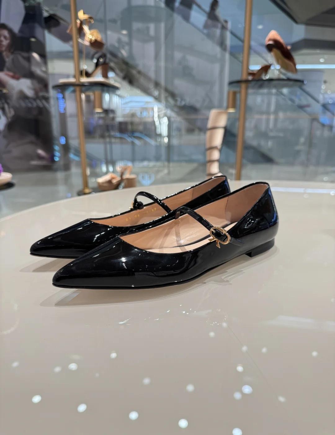 黑色平底玛丽珍、真的太美了！
GianvitoRossi 美鞋分享 复古玛丽珍鞋