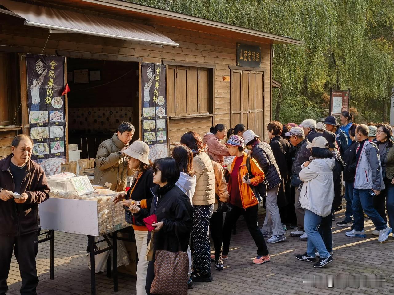 在通天峡出口处，我遇到一拨特殊群体，免费品尝美食的韩国人，现场叽叽喳喳，吵杂声使