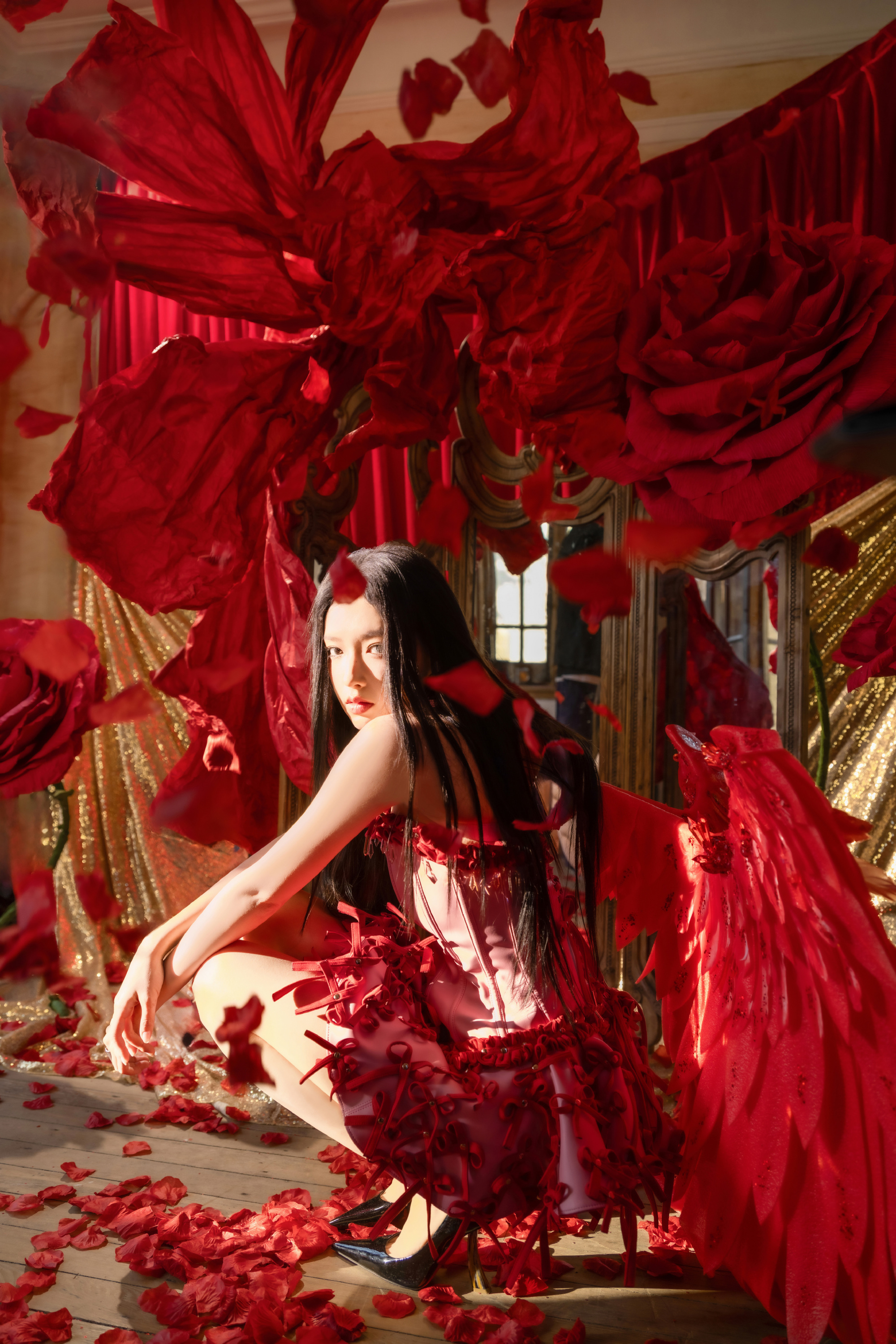 程潇出道十周年玫瑰大片 程潇出道十周年玫瑰大片，炽热红调衬得她明艳动人，宛如美神