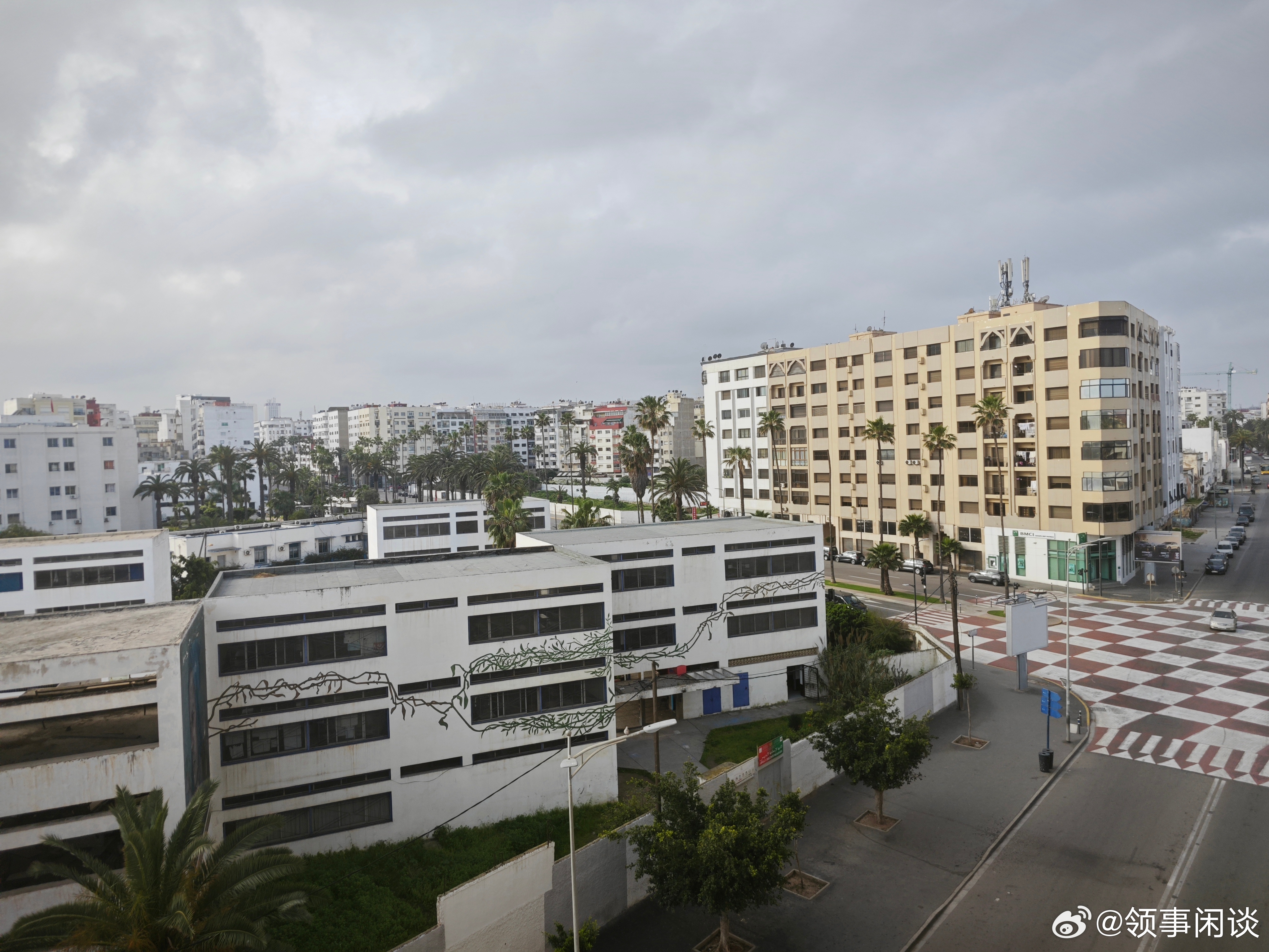 此时，摩洛哥卡萨布兰卡街头安静祥和。阿拉伯世界被美以拿捏得死死的。：你为鱼肉，人