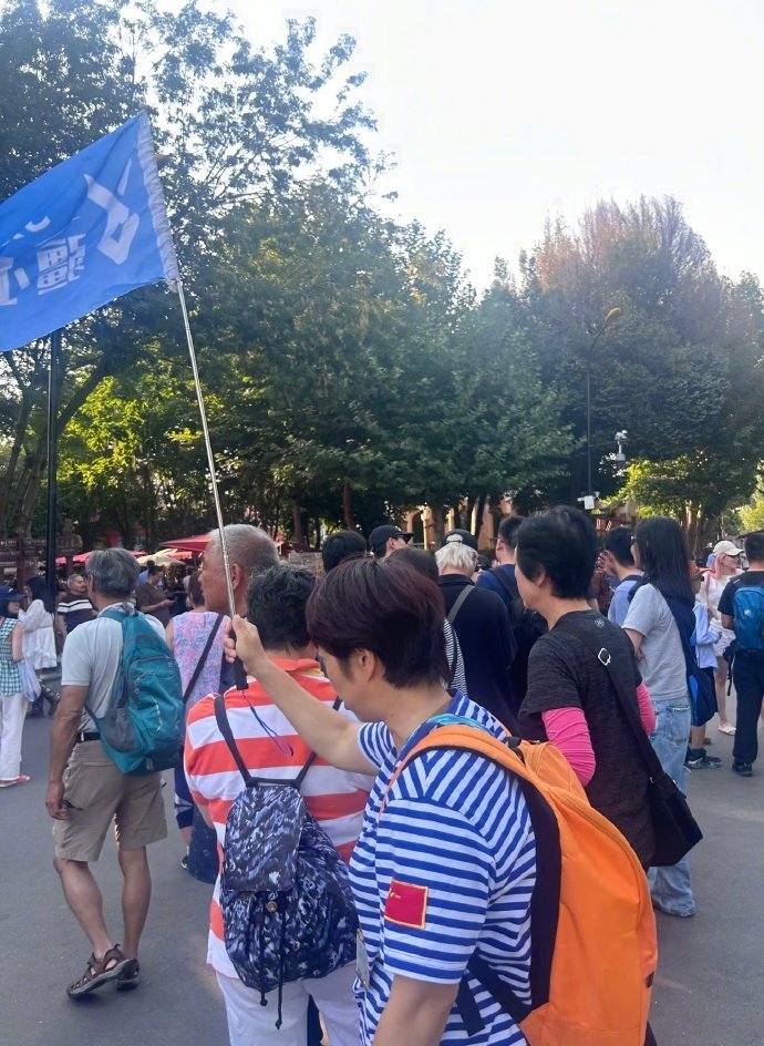 网友新疆偶遇李现旅行新疆偶遇李现和友人旅行 ​​​盲猜摄影师李现又去拍大片了，等