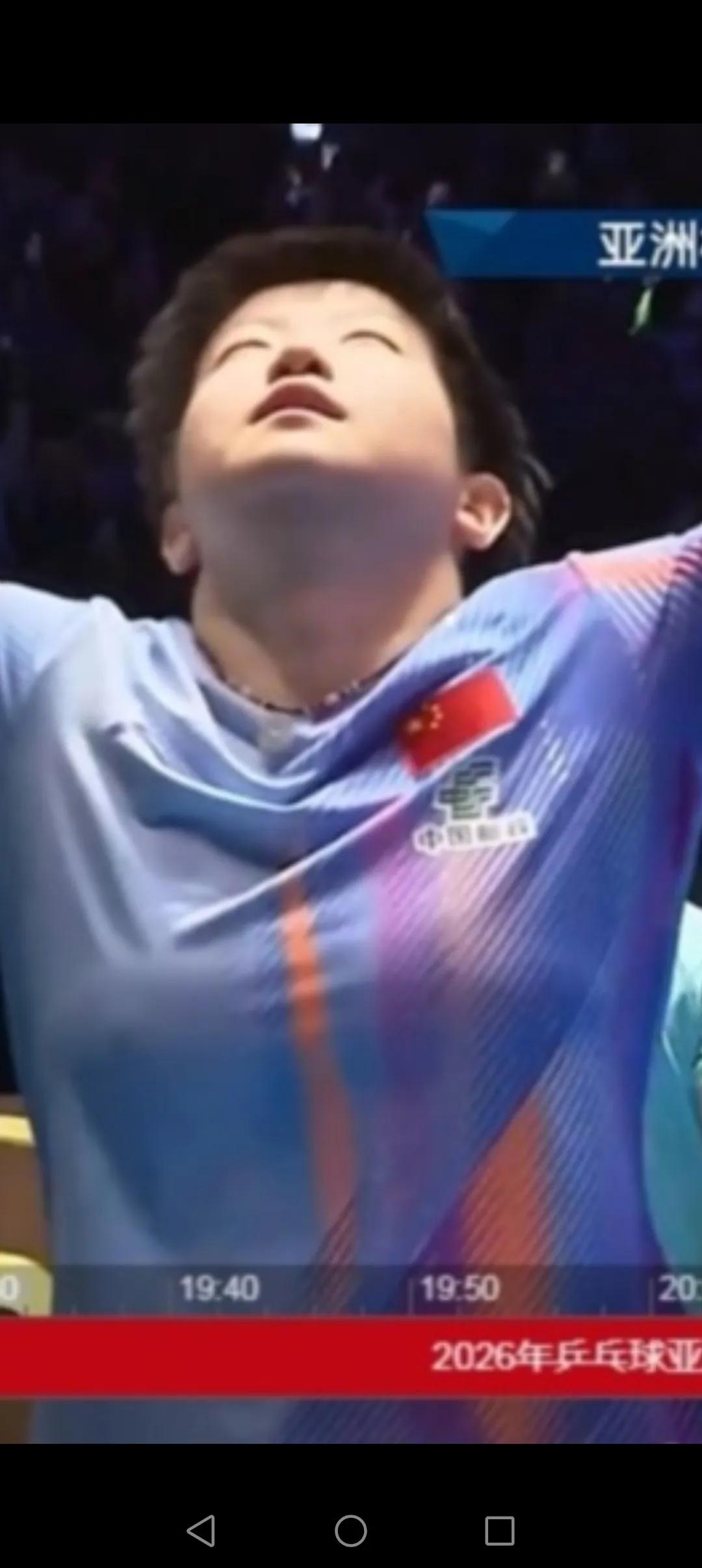 孙颖莎的确是一个朴实的好姑娘，尽管名利双收，但她并没有浓妆艳抹，始终保持着质朴的