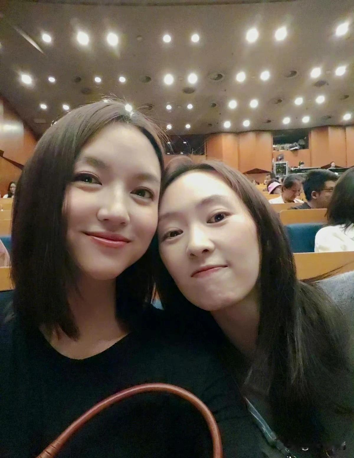 童瑶张梓琳同看话剧！
5月12日，童瑶晒出与张梓琳的合影，并且称 今天和梓琳约了