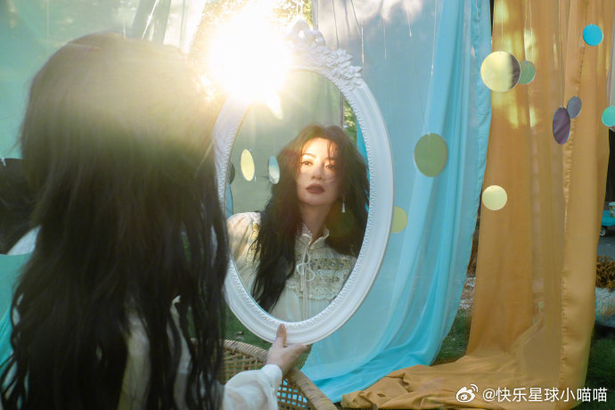 李晟40岁生日照李晟40岁生日发文 李晟在彩色布景里，无论是拿着镜子还是和花互动