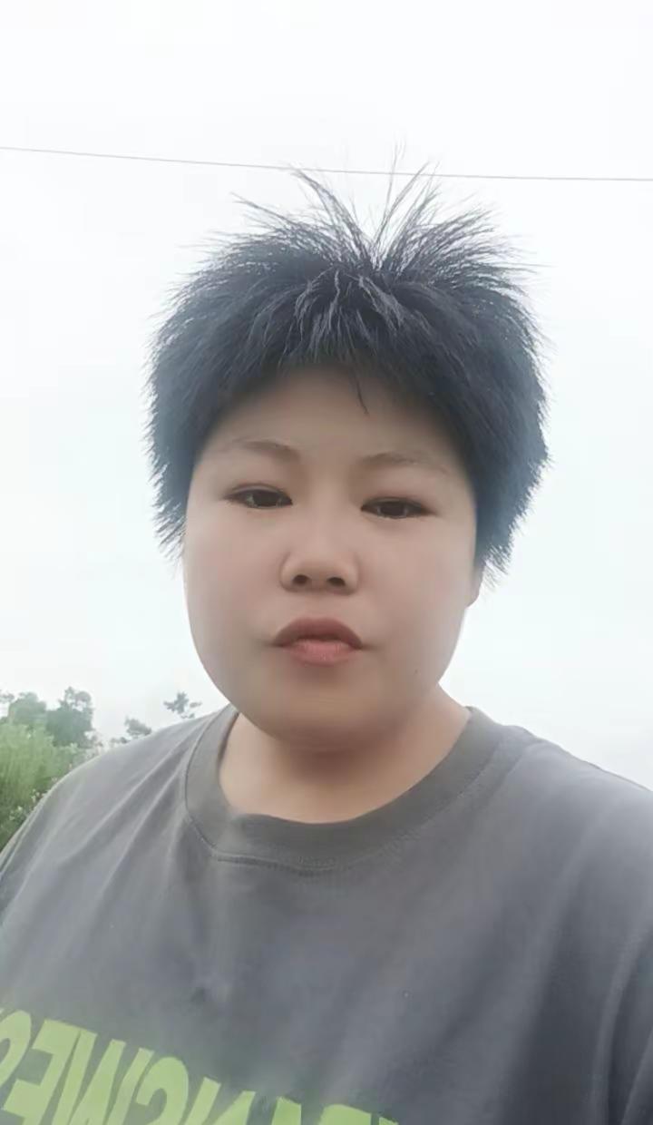今天我们这里好像晴了一天了，天是乌云密布的。今天估计又要下雨了。估计上海那边也有