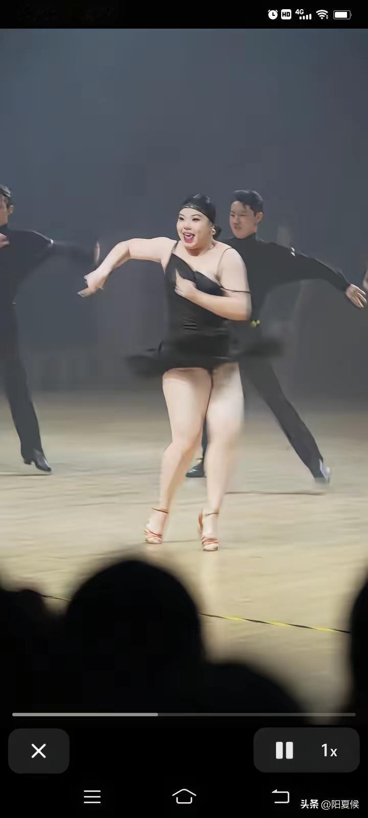 我承认她自信满满，也认可她的舞姿舒展大方，可在视觉上还是难以接受，感觉她一屁股坐
