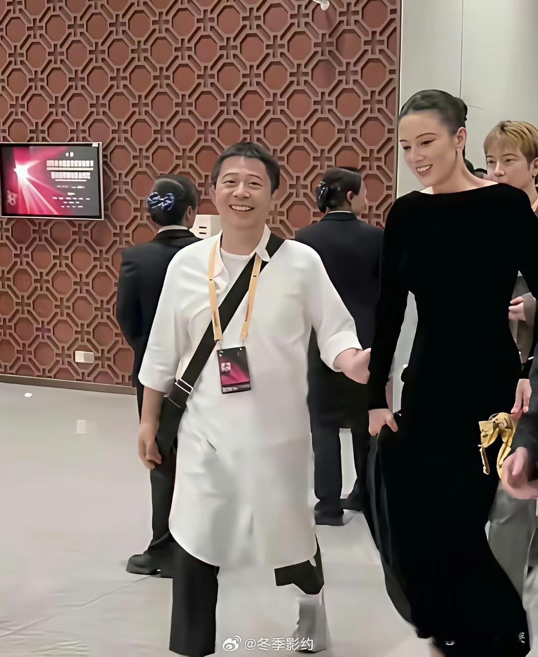 宋佳老公是有点旺妻体质的。自从嫁给了王伟，宋佳事业就一路开挂，各种奖项拿到手软！