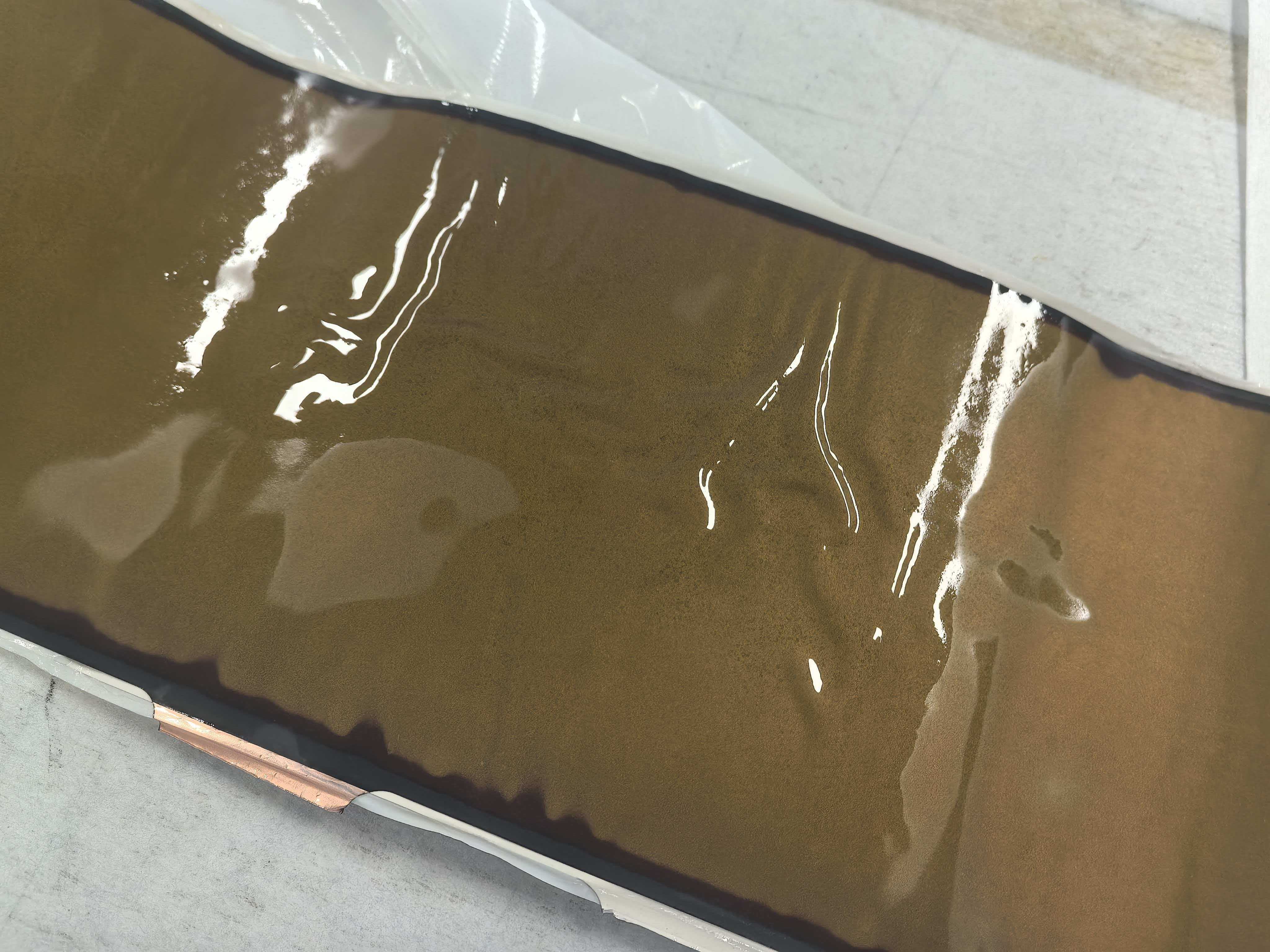 补充一些细节图片。这是对应CT检测中出现卷绕褶皱的电芯解剖展开相应位置的现场照片