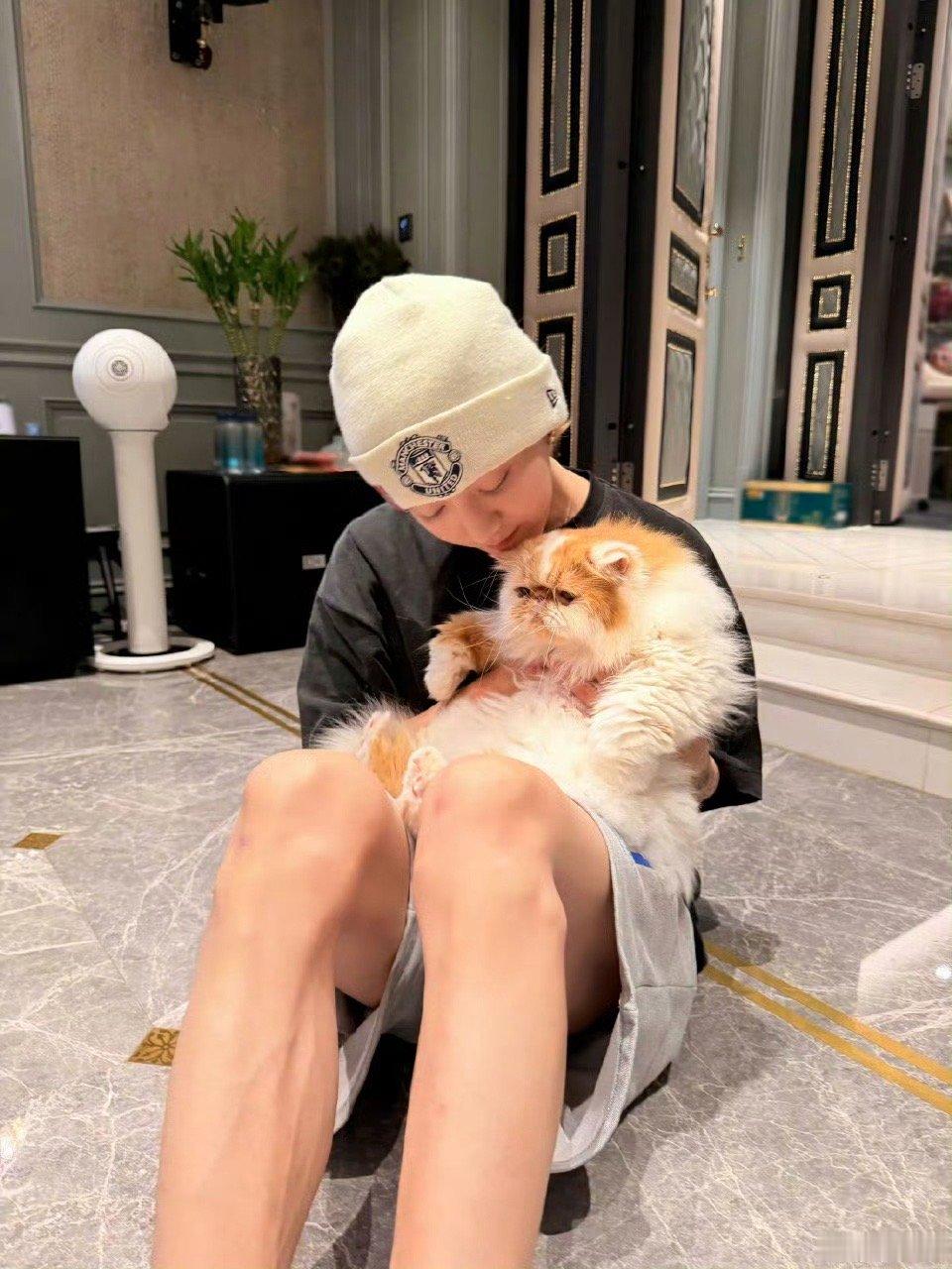 鹿晗营业这张 有几个放大看的