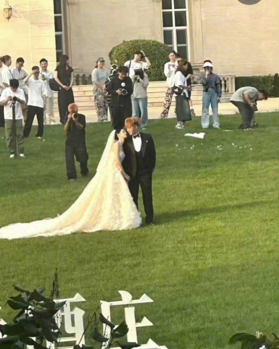 从恋爱到求婚到拍婚纱照都被大家看着，真的是内娱唯一养.成.系夫妻了哈哈哈，不过韬
