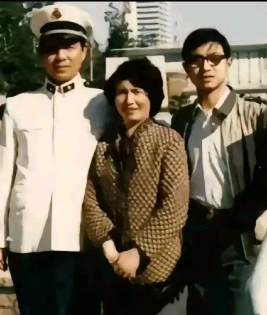 汪峰其实算是一个根正苗红的军二代，父亲当年是海军部队的领导干部。从这张合影看，汪