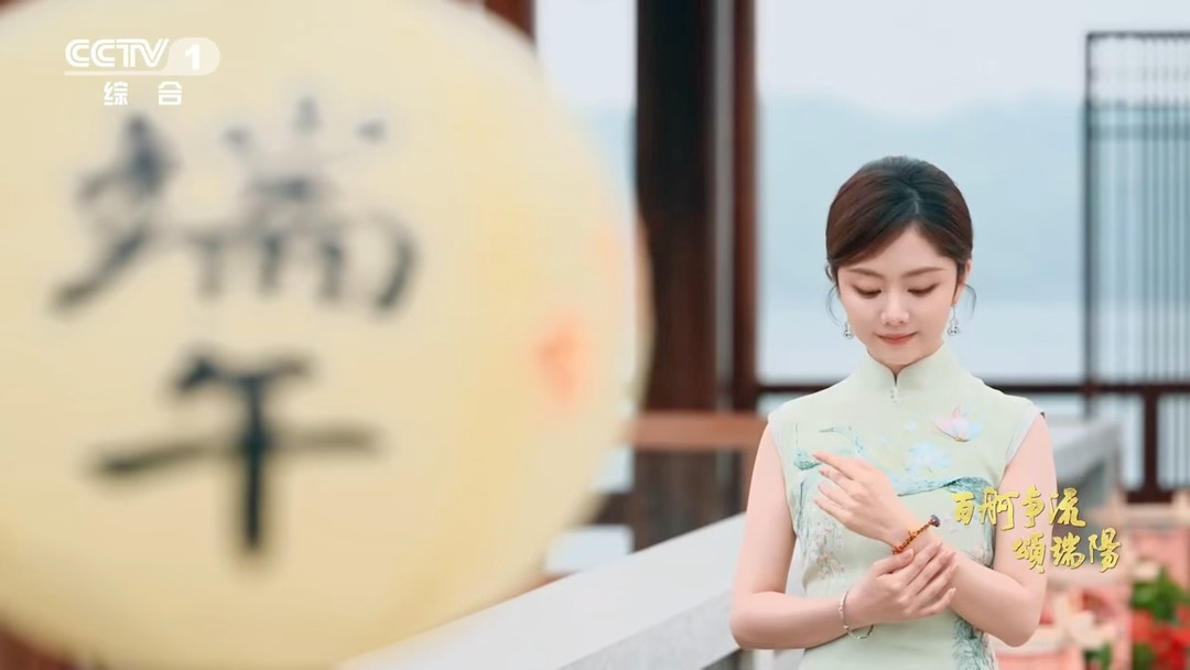 谭松韵端午晒旗袍照端午晚会淡绿国风旗袍适配端午氛围，眉眼柔和自带江南温婉感，谭松