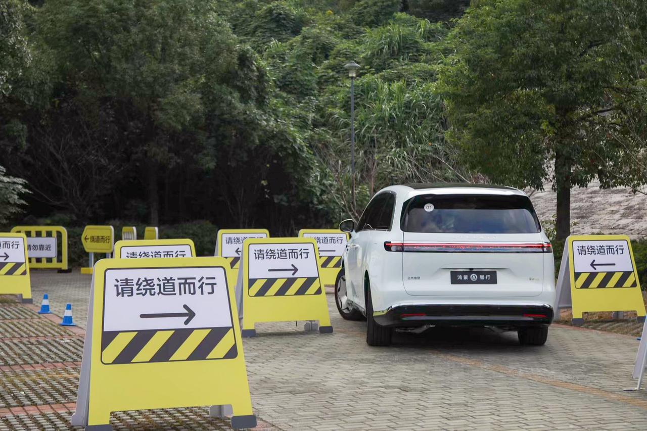 很多家庭选MPV，第一眼被大空间打动，第二眼就被“大车难开”劝退。窄路掉头、地库