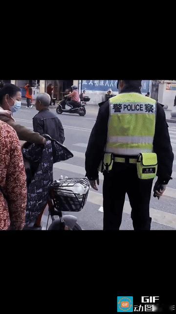 令人泪目！女子骑电瓶车送孩子去幼儿园，回家路上遇到交警查车。女子没有戴头盔，被交