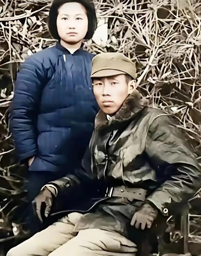 1943年，新四军指挥员胡文杰在战地休养所养伤时，与休养所副所长唐渠互生情愫。临